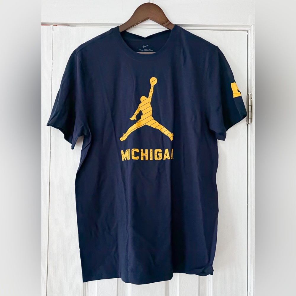 Nike Michigan Basketball‎ Navy and Yellow Tee Size Medium NWT